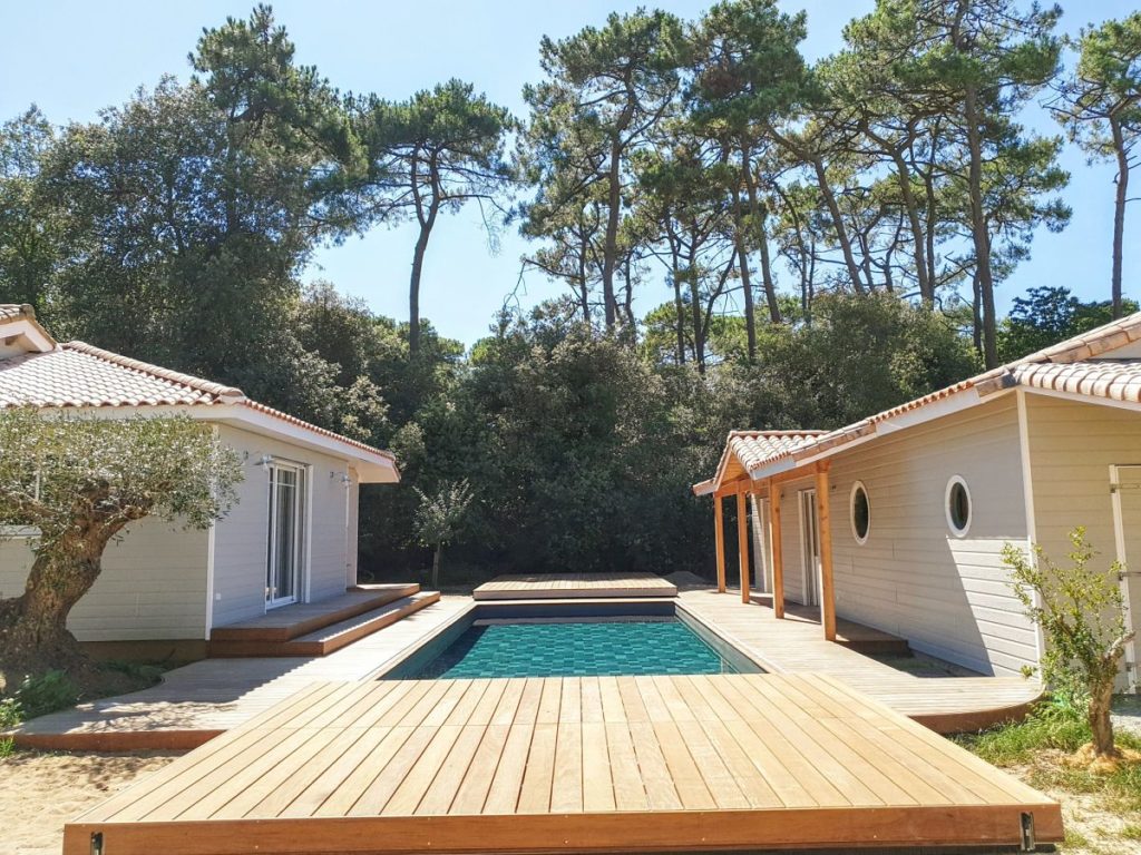 Solaireau Jard Extension ossature bois piscine terrasse coulissante ipé